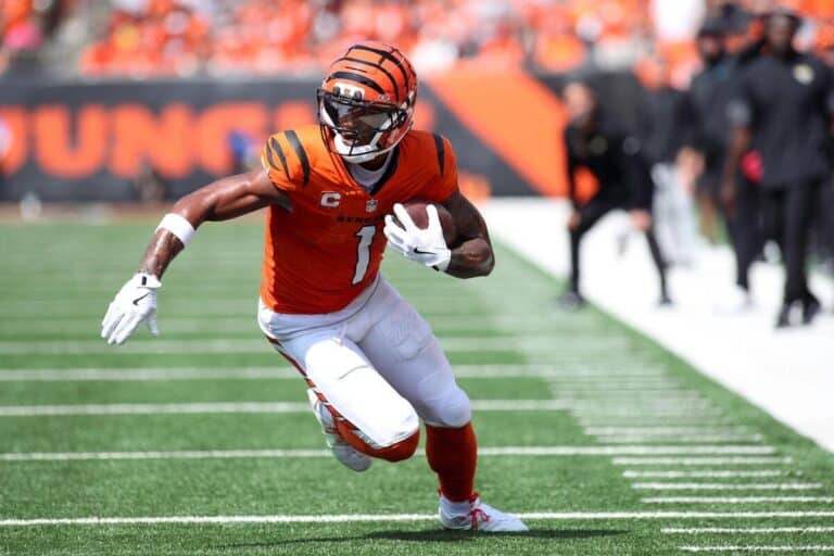 เบงกอลส์สูญเสียนักเตะดาวเด่น เจมาร์ ชอว์ส โดนแบนเซ่นการเล่นน้ำลายใส่คู่แข่ง